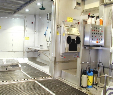 Example of decontamination box internal equipment